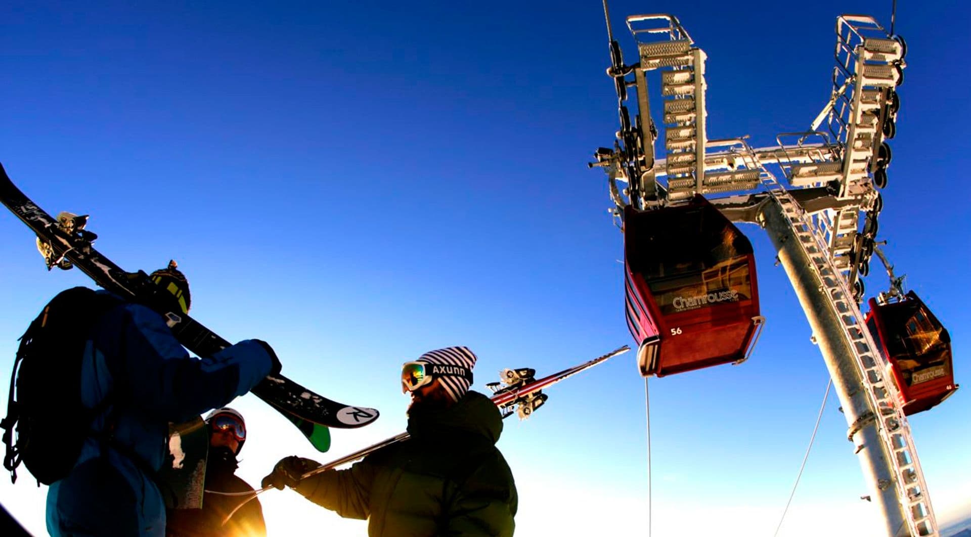 Famille de skieurs au pied du télèphérique.