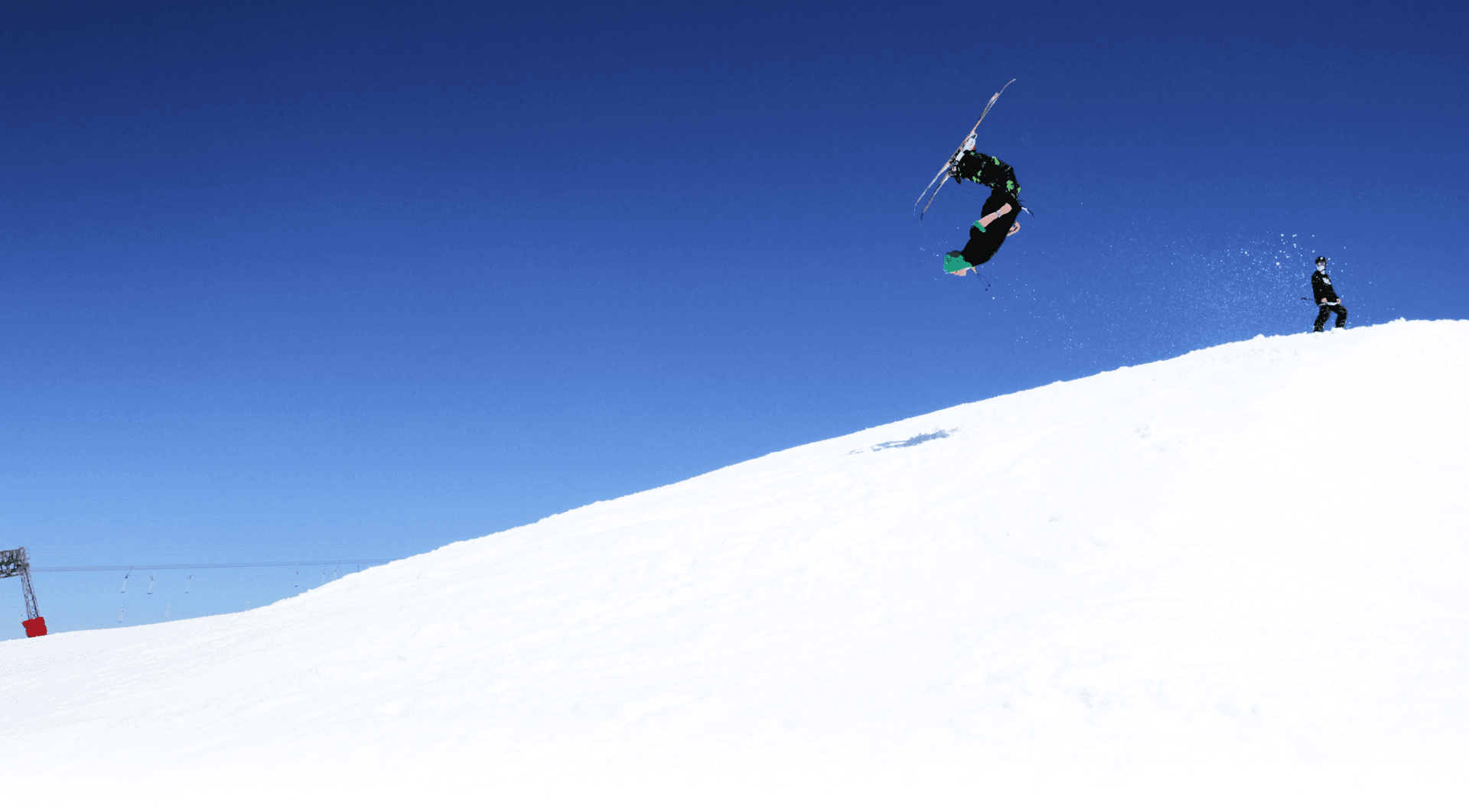 Un skieur fait un front flip.